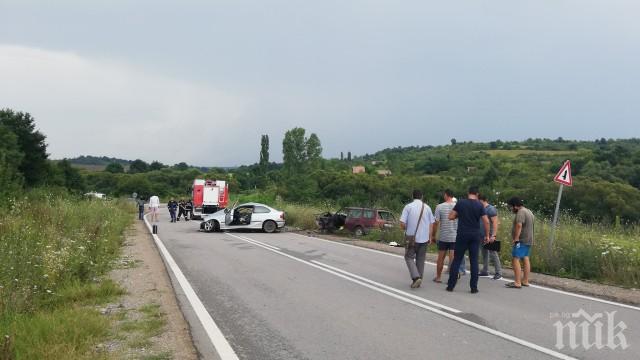 ВТОРА ЗВЕРСКА КАТАСТРОФА ВЪВ ВРАЧАНСКО! Пътник загина след челен удар (СНИМКИ)