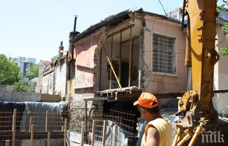 ШОК! Срути се стена на къща в центъра на Пловдив! Хората се отървали по чудо (СНИМКИ)