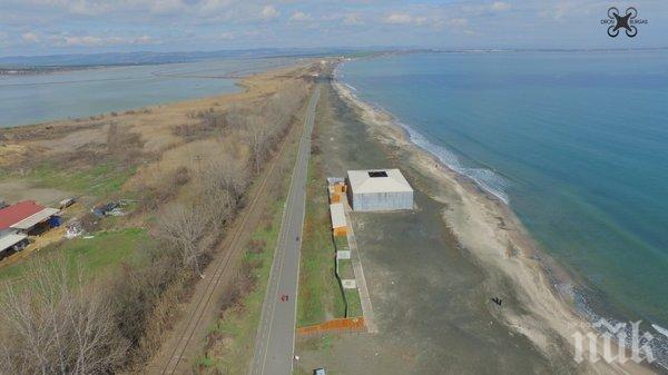Общинският съвет на Бургас възроди нудизма и прегърна монокините на плажа!
