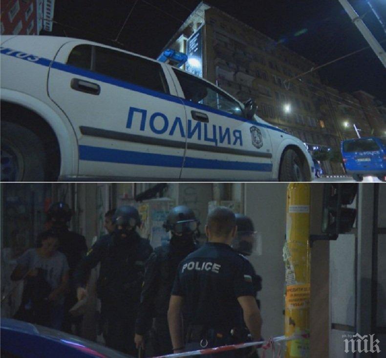 ИЗВЪНРЕДНО! Въоръжен психично болен се барикадира в дома си в София (СНИМКИ)