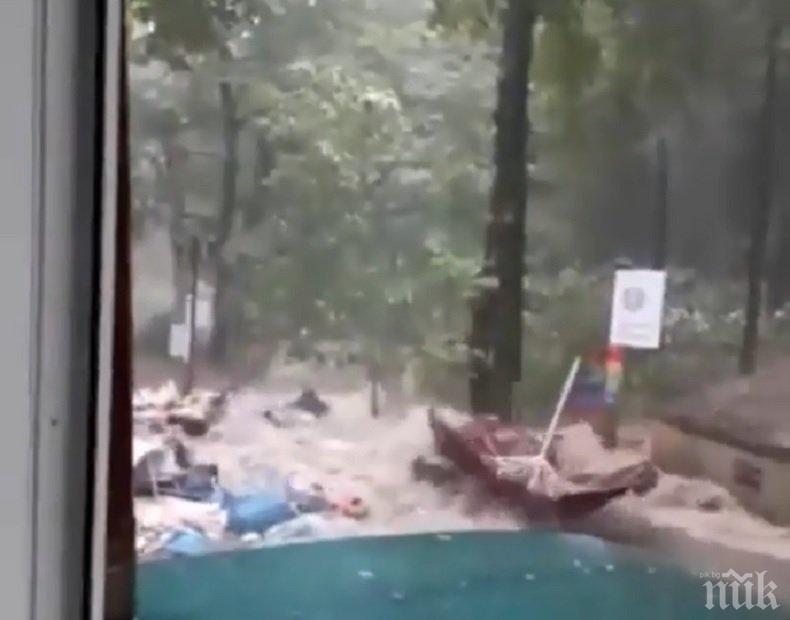 ЗРЕЛИЩНО! Част от руски курорт изтече в гората (ВИДЕО)