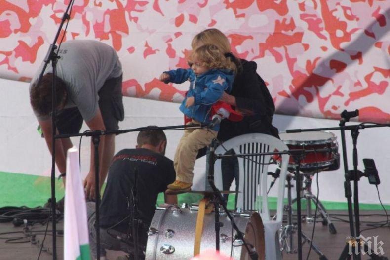 Елена Йончева качи сина си Тео на Бузлуджа (СНИМКИ)