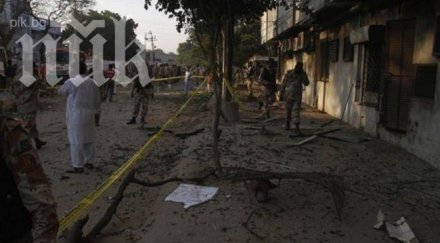 атентатор атакува полицейско поделение