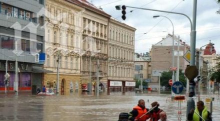 прага евакуират квартали заради наводнение