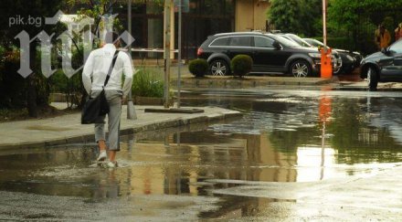 курортът слънчев бряг потъна вода мощен порой снимки