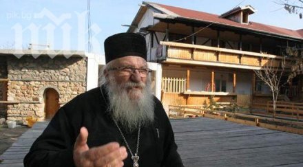 отец иван започна раздава къщи животни бедните