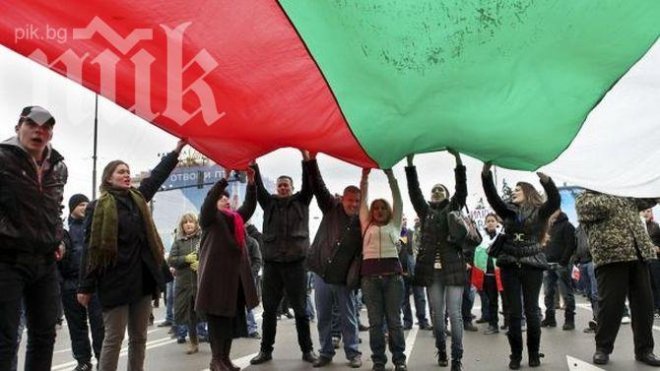 Протестиращи мятат обувки по президенството