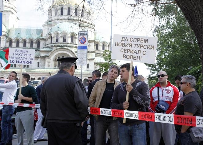 Протестиращи пред парламента: Волен нахлупи чалмата