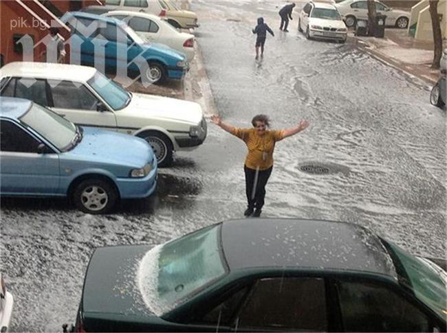 Сняг на парцали вали в Кейптаун