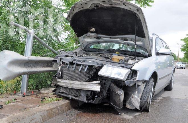 Спукана гума едва не затри семейство