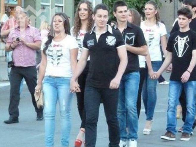 Абитуриенти от Пирот дариха парите си за дрехи на нуждаещите се