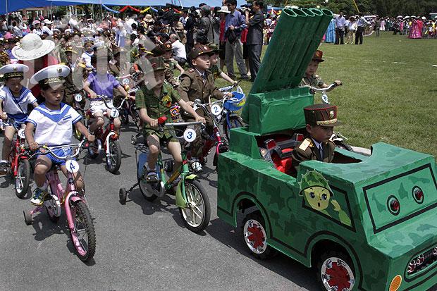 Военен парад за Деня на детето в Северна Корея