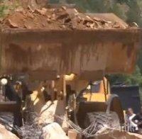 ВАЖНО ЗА ШОФЬОРИТЕ! Паднаха нови скали и дървета на пътя за Забърдо