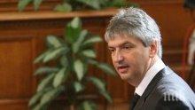 САМО В ПИК И "РЕТРО"! Лъчезар Иванов джипи на целия парламент (ПАПАРАШКИ СНИМКИ)