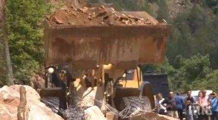 важно шофьорите паднаха скали дървета пътя забърдо