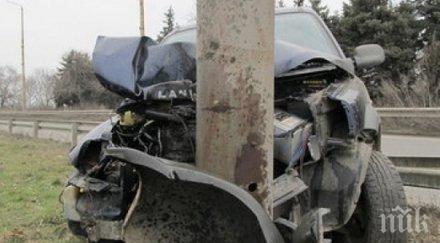 пиян бмв размаза стълб спътникът бере душа