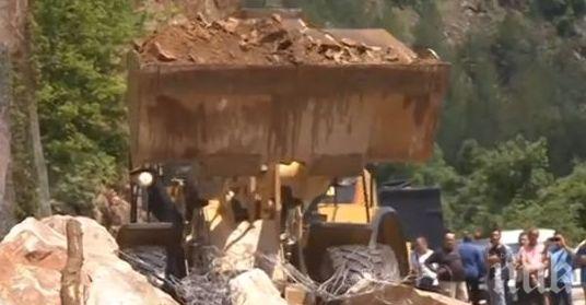 ВАЖНО ЗА ШОФЬОРИТЕ! Паднаха нови скали и дървета на пътя за Забърдо