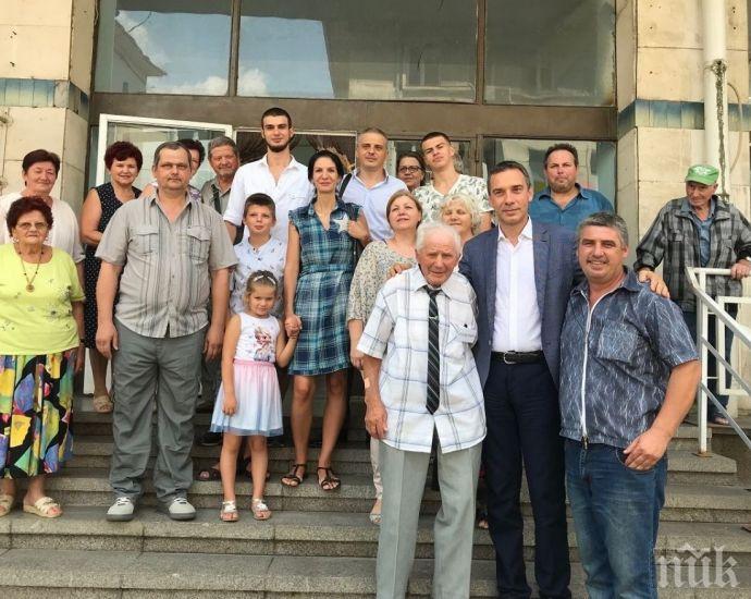 Дядо Никола e на век, но всеки ден хваща автобуса и отива да се види с приятели