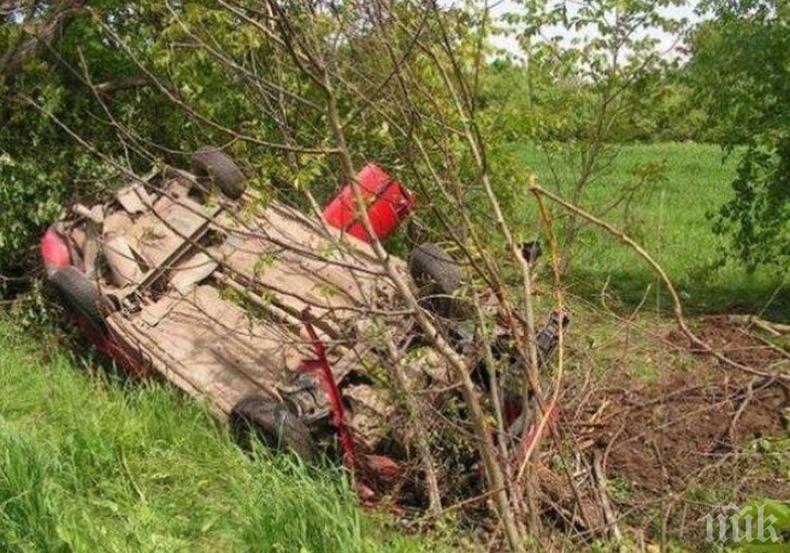 ИЗВЪНРЕДНО! Автомобил изхвърча в тресавището между Созопол и Бургас, режат ламарините да вадят пътниците