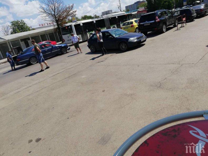 ПЪРВО В ПИК! Шофьорка сътвори глупаво меле на входа на стоков базар Илиянци (СНИМКИ)