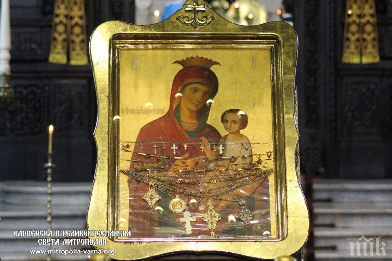 Посрещаме чудотворна икона на Света Богородица в София
