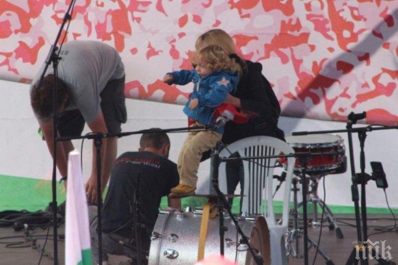 САМО В ПИК И РЕТРО! Синът на Елена Йончева разтопи Станишев