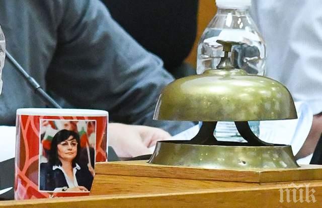 Шок за пловдивския кмет! Подариха на Тотев чаша с образа на Корнелия Нинова