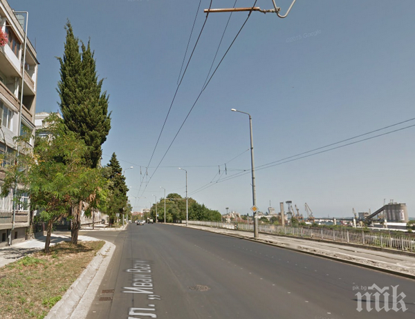 ШОК ПРЕДИ МИНУТИ! Мъж се хвърли от мост в Бургас! 