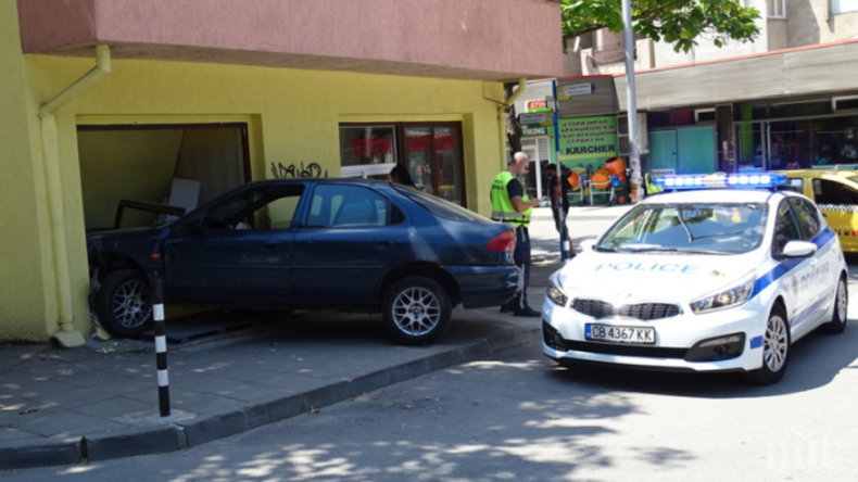 Още издирват шофьора, забил колата си в пекарна в Благоевград