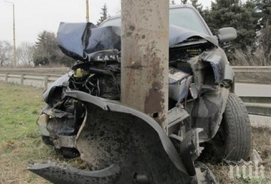 Пиян с БМВ се размаза в стълб, спътникът му бере душа