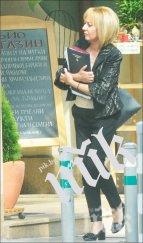 пик ретро мая манолова пръска пачки бутикови дрешки папарашки снимки