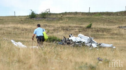 поредна трагедия туристически самолет разби франция жертви