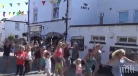 танц вдъхновен мюзикъла mamma mia стана хит онлайн