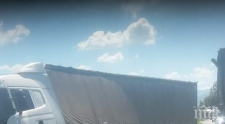 последните минути затвориха околовръстното пловдив заради разлято масло асфалта снимка