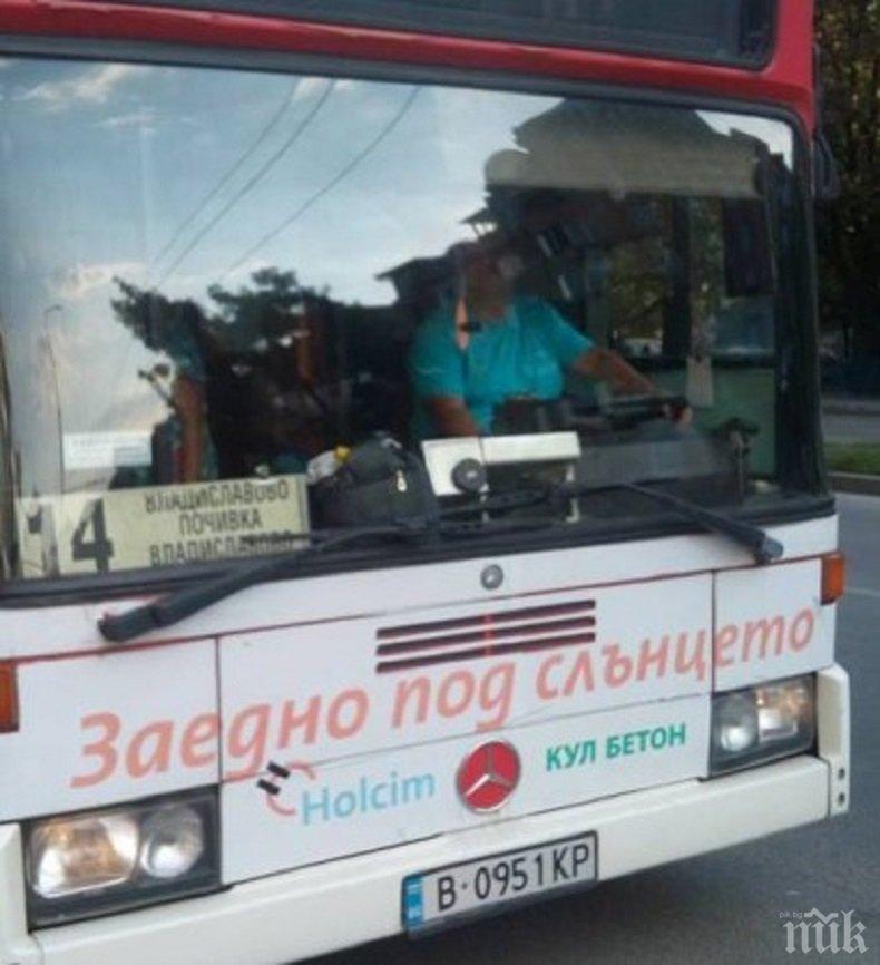 Скандал във варненски автобус! Свалиха чужденец с патерици, отказал да плати втори път билетче