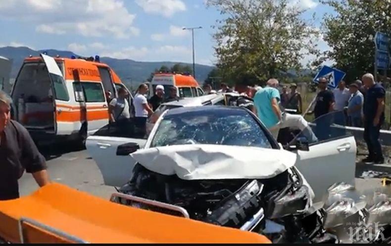 ПОРЕДНО МЕЛЕ! Жена загина на място при тежка катастрофа край Кърджали