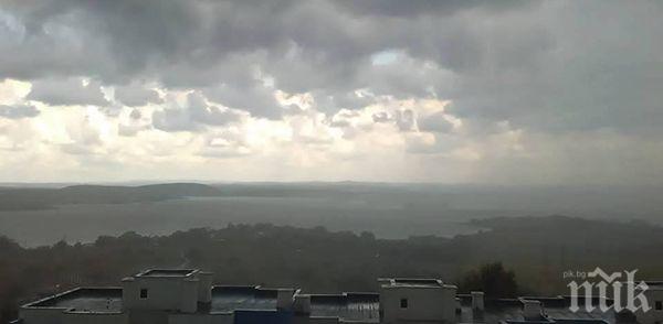 Лятна буря „нападна“ Бургас, за минути над града се изсипа страшен дъжд (СНИМКИ/ВИДЕО)