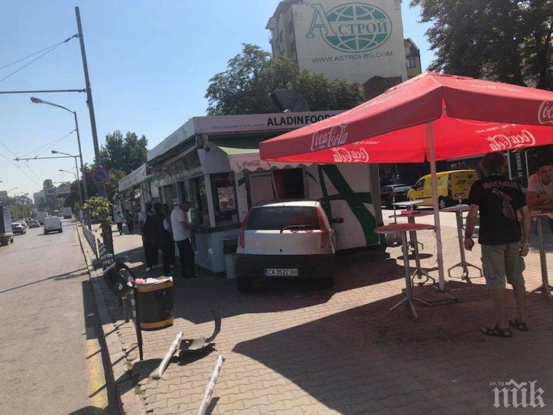 ЗРЕЛИЩНО МЕЛЕ! Фиат се вряза в известна столична дюнерджийница (СНИМКИ)