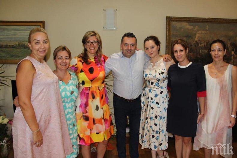 ПЪРВО В ПИК! Външната министърка Екатерина Захариева празнува рожден ден с колеги - нехае за провокацията на Заев към България (СНИМКИ)