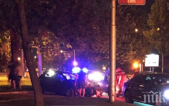 Пежо се заби в лампа пред Кметството