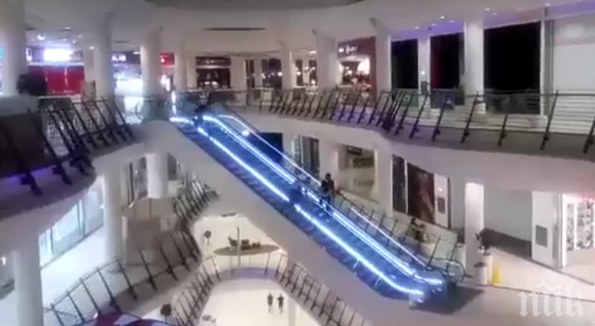 УЖАСЯВАЩ ИНЦИДЕНТ: Ескалатор повлече за крачето 6-годишно дете в мол