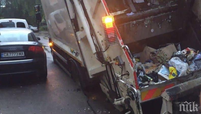 Камион с боклуци блъсна пенсионер, пострадалият бере душа