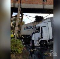 ТИР се блъсна в естакада край Гълъбово