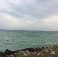 ТРАГЕДИЯ! Огромни вълни помели удавените край Дуранкулак деца