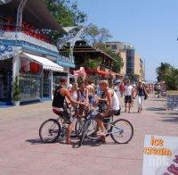 Безумие на Слънчев бряг! Родители качиха 8-годишно поляче на триколка, то с бясна скорост се заби във файтон