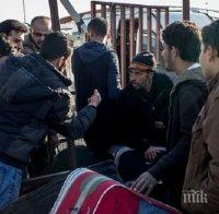 Поредна група сирийски бежанци отпътува от Ливан за родината си

 