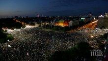 Бунтът в Букурещ се разгаря! 60 000 протестират - полицията ги разпръсква с газ (НА ЖИВО/СНИМКИ)