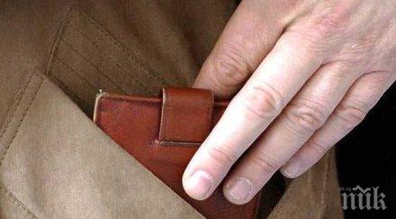 ловък джебчия задигна портфейла пенсионер размина