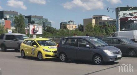 шофьорка бясна таксиджия пет удря задна скорост снимка
