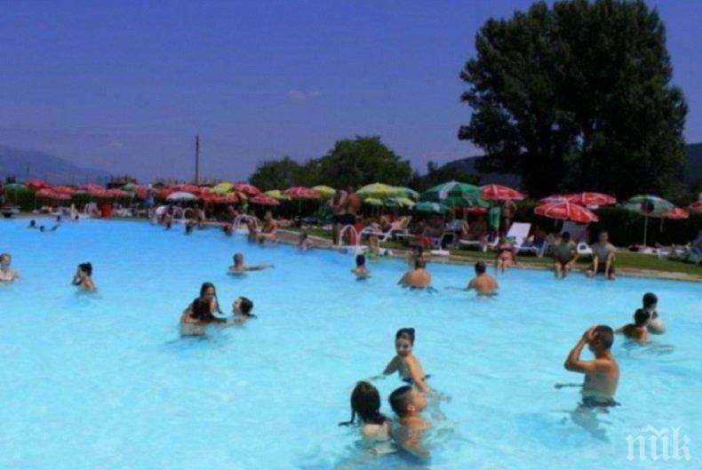 НАСРЕД ПАНДЕМИЯТА: Спипаха десетки купонджии на нелегално парти в басейн край Варна